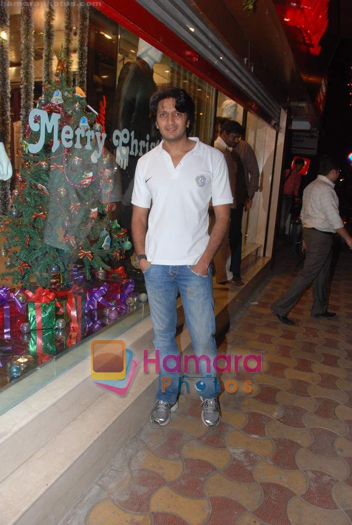 Ritesh Deshmukh snapped shopping at Juhu on 28th dec 2010 