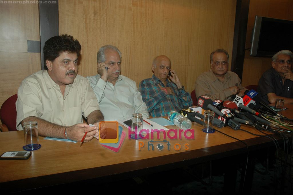 Ramesh Sippy, Mukesh Bhatt at Producers Guild meet in Sun N Sand, Mumbai on 28th Dec 2010 