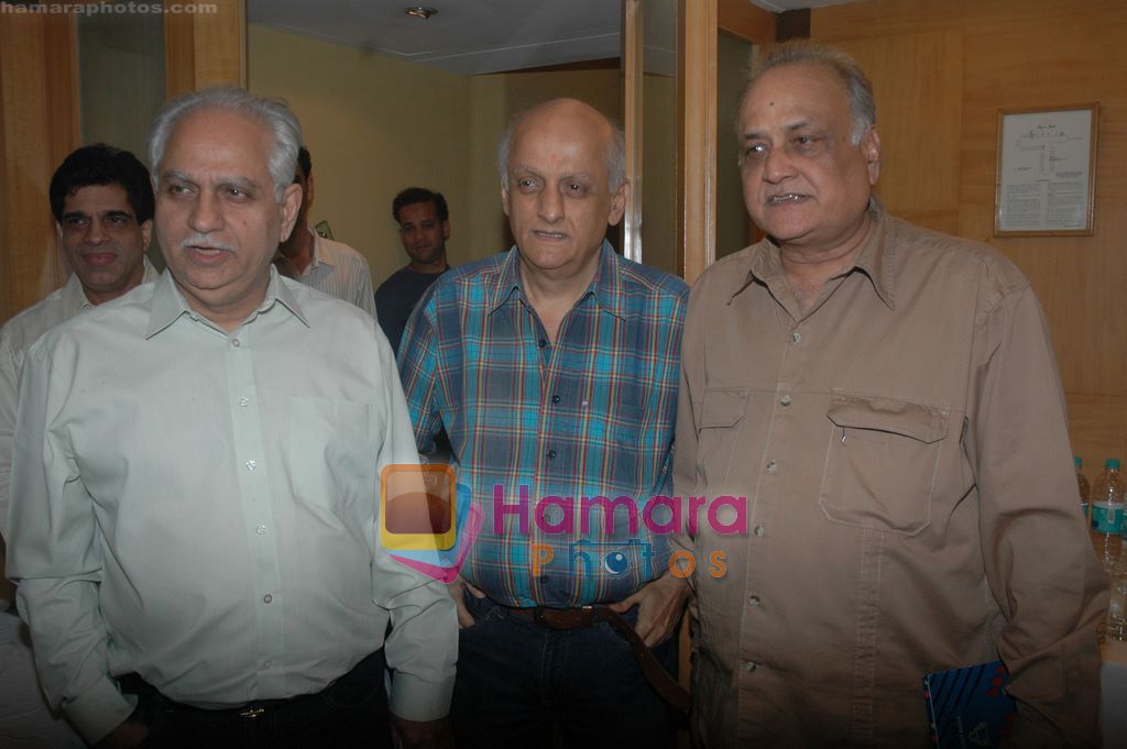 Ramesh Sippy, Mukesh Bhatt at Producers Guild meet in Sun N Sand, Mumbai on 28th Dec 2010 