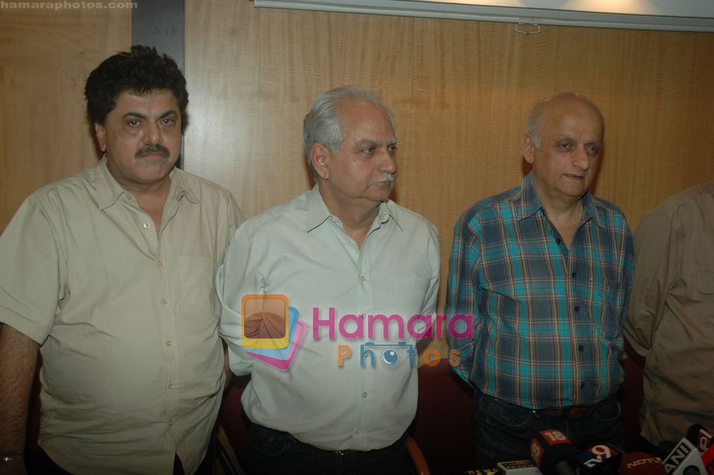 Mukesh Bhatt, Ramesh Sippy at Producers Guild meet in Sun N Sand, Mumbai on 28th Dec 2010 