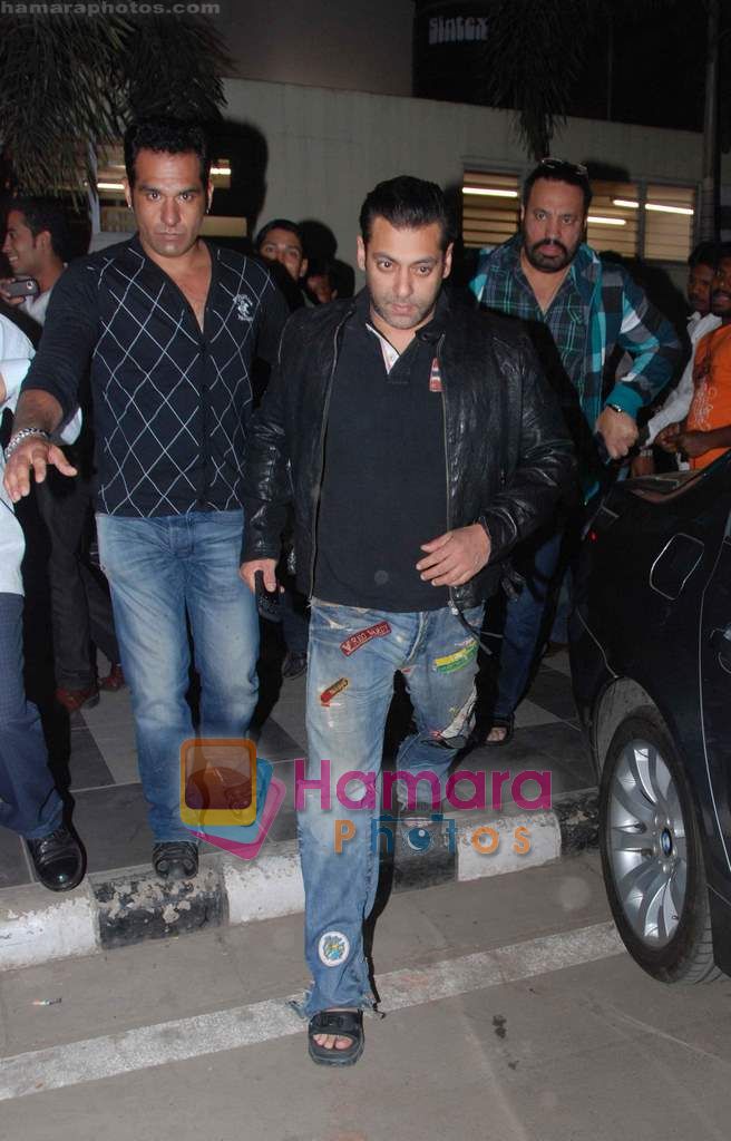 Salman Khan returns from Dubai on 30th Dec 2010 