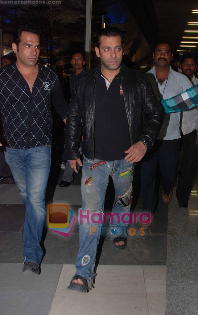 Salman Khan returns from Dubai on 30th Dec 2010 