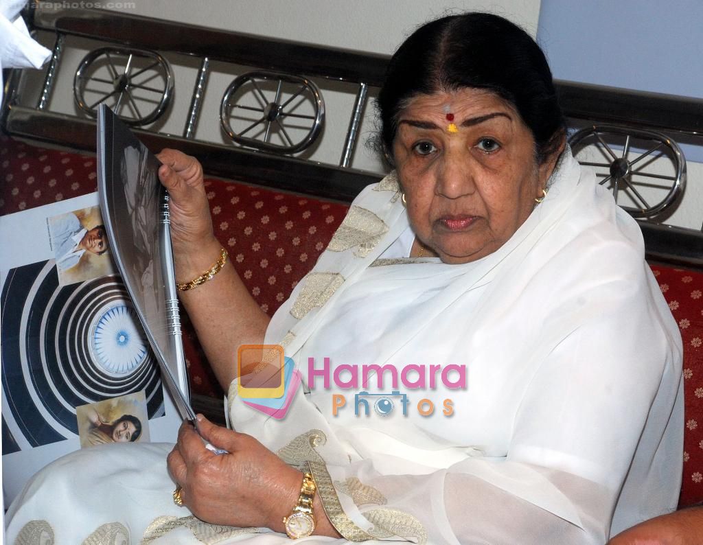 Lata Mangeshkar at Lata Mangeshkar's calendar launch at her home on 31st Dec 2010 