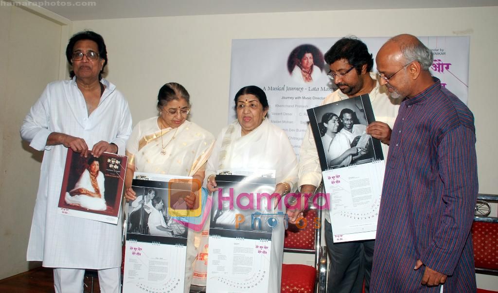 Lata Mangeshkar at Lata Mangeshkar's calendar launch at her home on 31st Dec 2010 