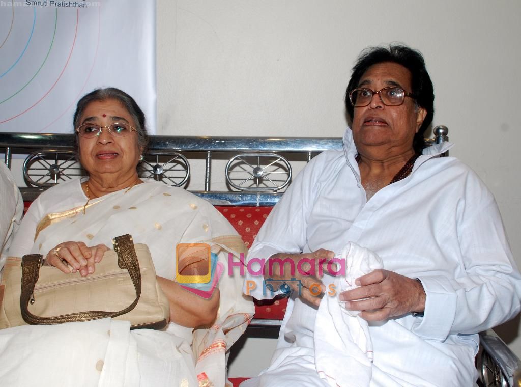 at Lata Mangeshkar's calendar launch at her home on 31st Dec 2010 
