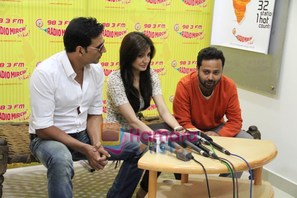 Akshay Kumar, Anushka Sharma unveil Patiala House music on Radio Mirchi in Mumbai on 3rd Jan 2011 