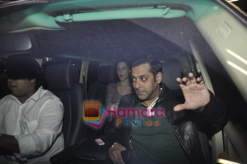 Salman Khan return from Dubai New year Celebrations in International Airport, Mumbai on 3rd DJan 2011 