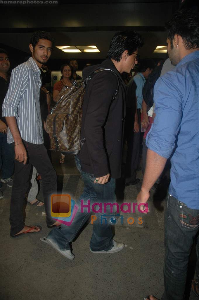 Shahrukh Khan leave for South Africa concert in Mumbai Airport on 8th Jan 2011 