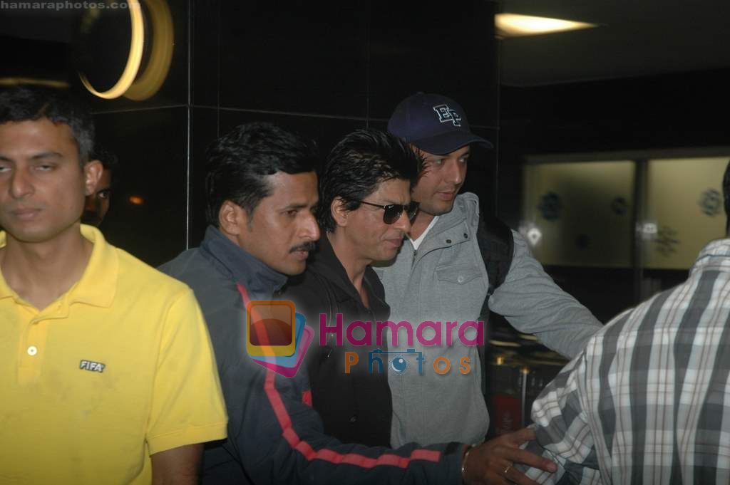 Shahrukh Khan leave for South Africa concert in Mumbai Airport on 8th Jan 2011 