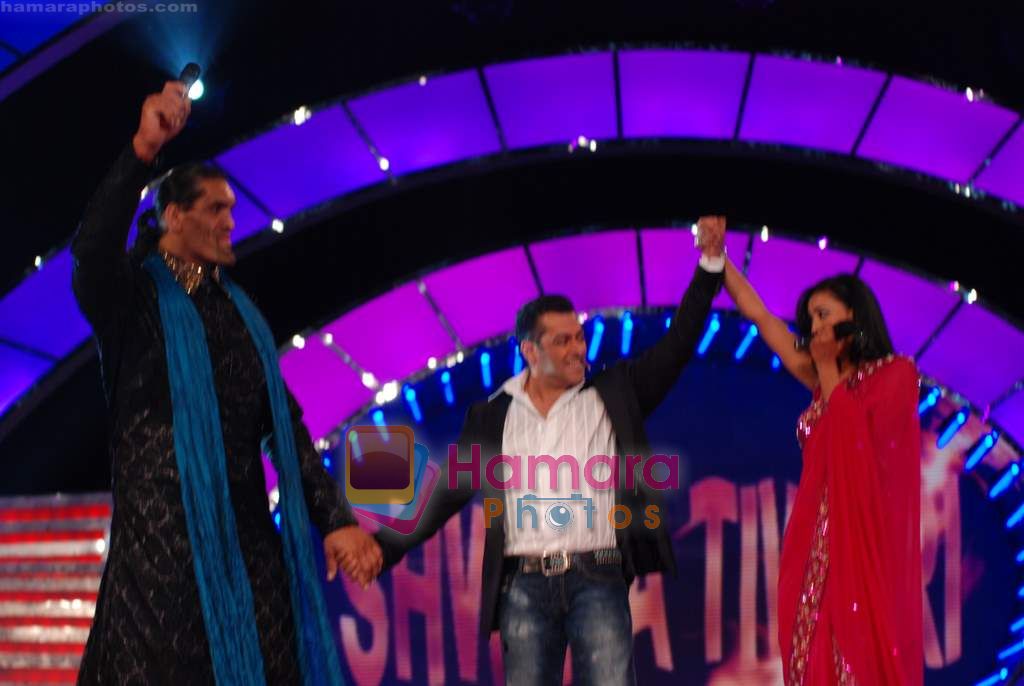 The Great Khali, Shweta Tiwari, Salman Khan at Big Boss season 4 grand finale on 8th Jan 2011 