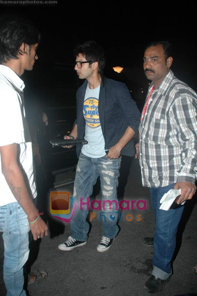 Shahid Kapoor leave for South Africa concert in Mumbai Airport on 8th Jan 2011 