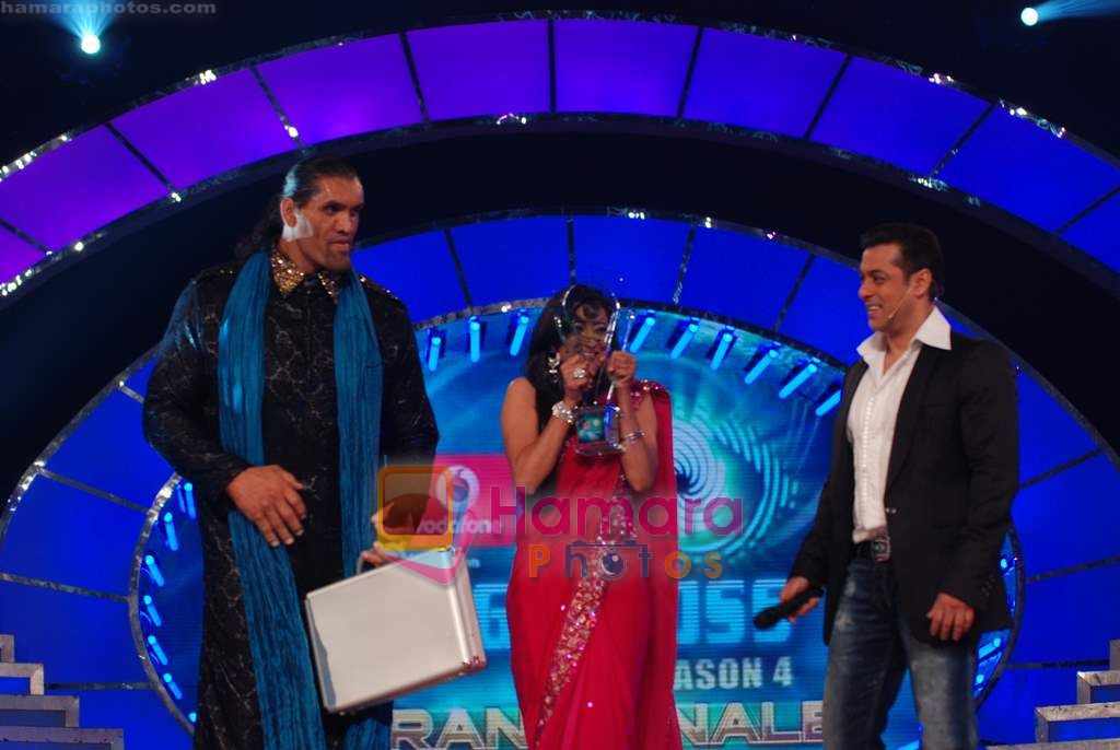 The Great Khali, Shweta Tiwari, Salman Khan at Big Boss season 4 grand finale on 8th Jan 2011 