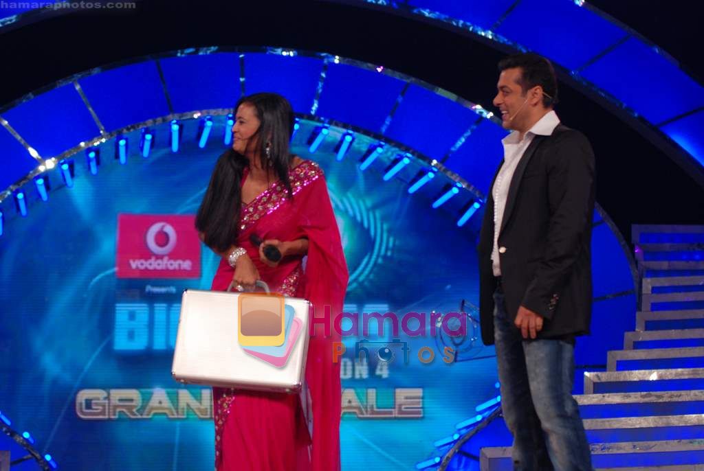 Shweta Tiwari, Salman Khan at Big Boss season 4 grand finale on 8th Jan 2011 