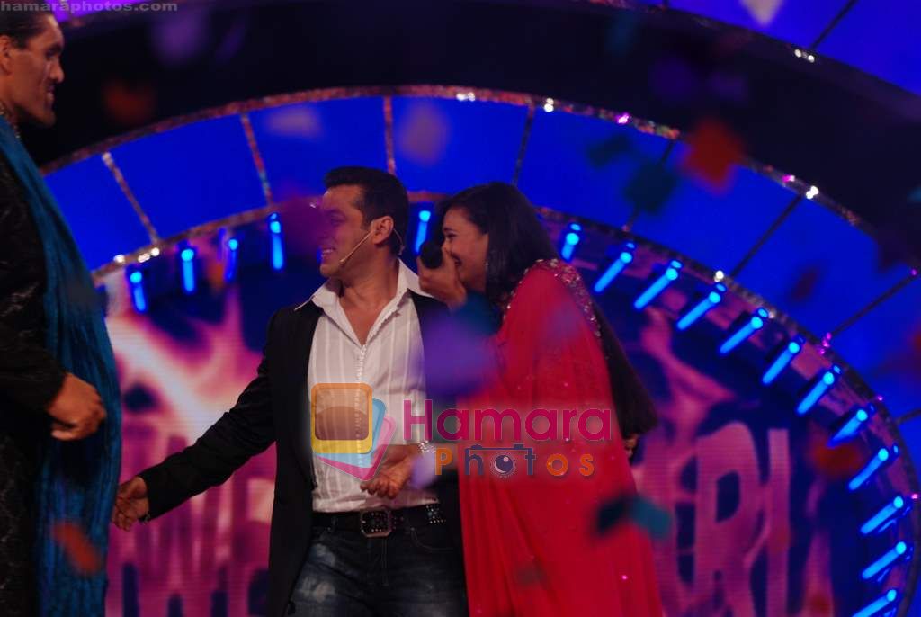 Shweta Tiwari, Salman Khan at Big Boss season 4 grand finale on 8th Jan 2011 