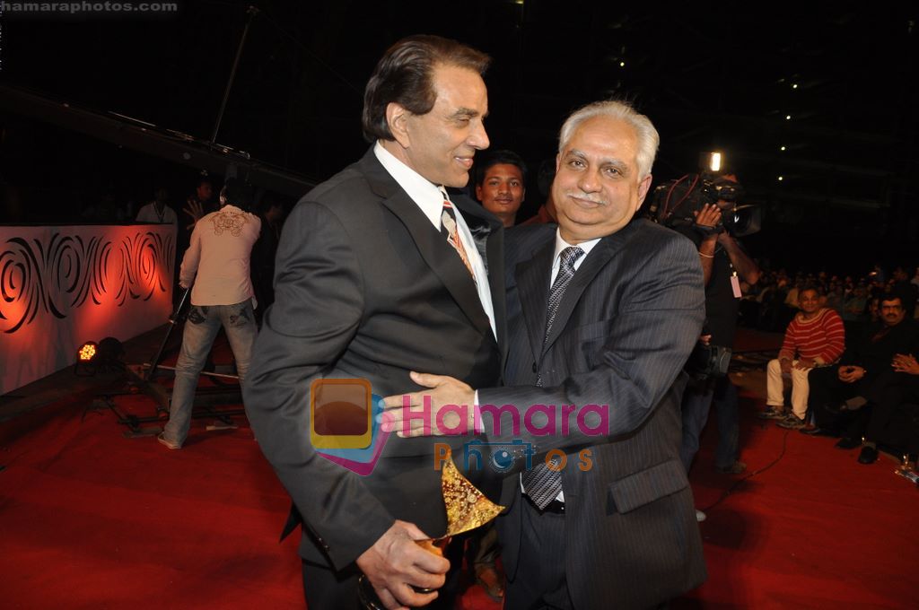 Dharmendra, Ramesh Sippy at 6th Apsara Film and Television Producers Guild Awards in BKC, Mumbai on 11th Jan 2011 