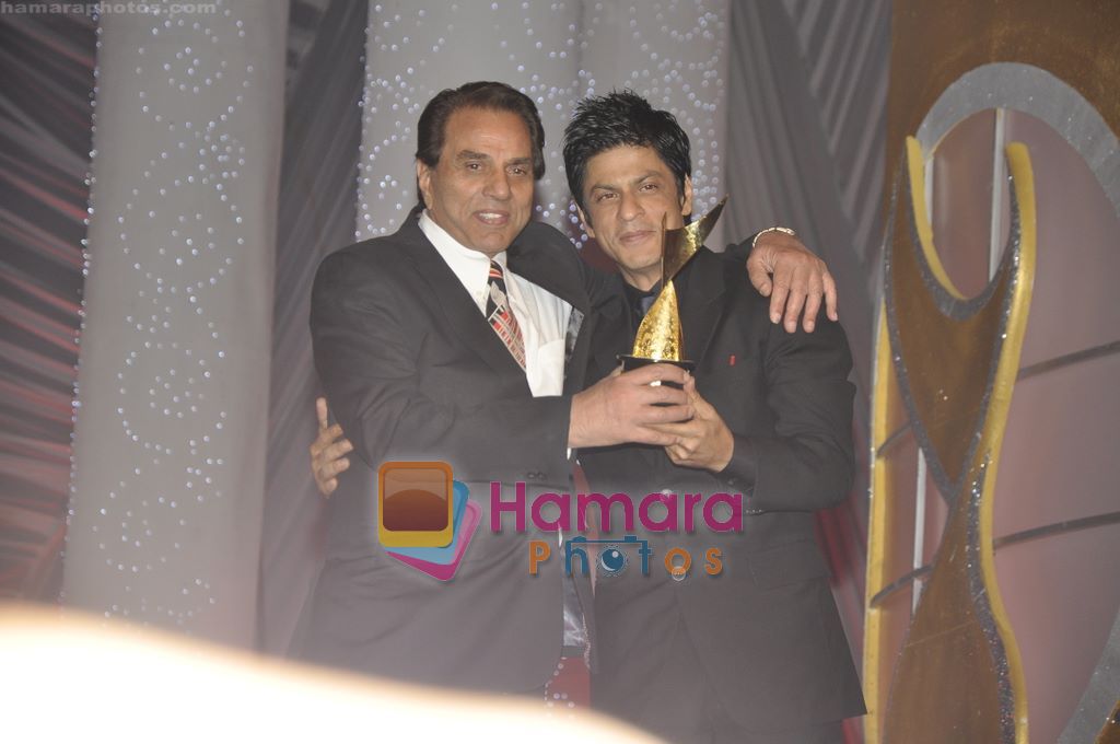 Dharmendra, Shahrukh Khan at 6th Apsara Film and Television Producers Guild Awards in BKC, Mumbai on 11th Jan 2011 