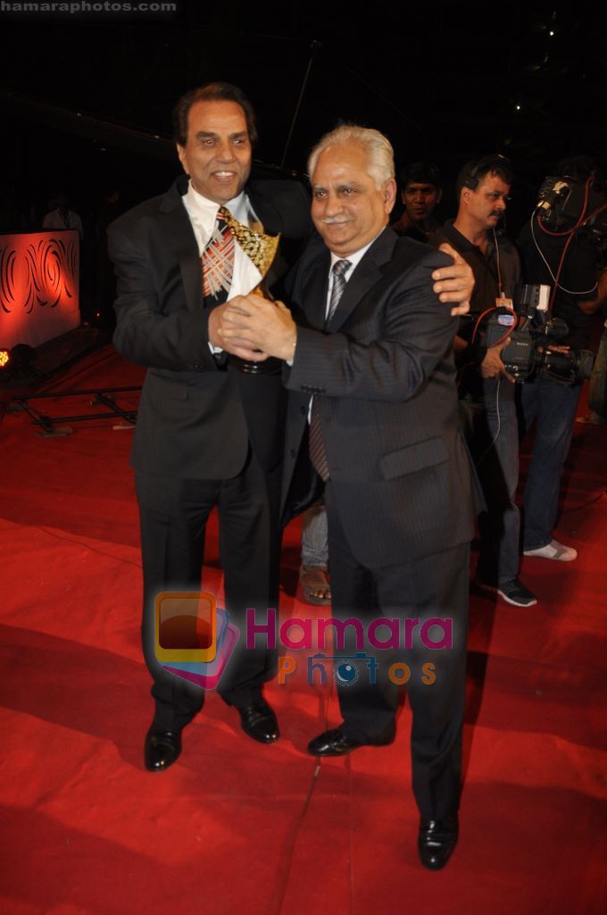 Dharmendra, Ramesh Sippy at 6th Apsara Film and Television Producers Guild Awards in BKC, Mumbai on 11th Jan 2011 ~0