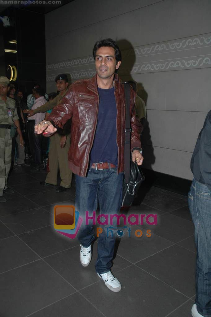 Arjun Rampal leave for Zee Awards in Singapore in Mumbai Airport on 12th Jan 2011 