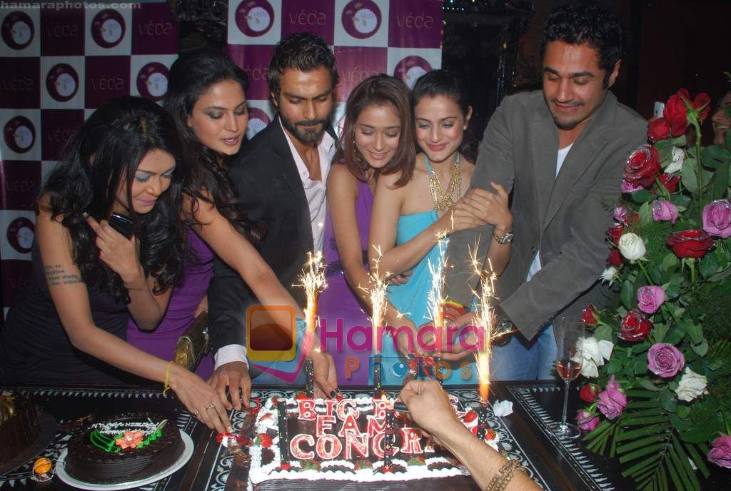 Shweta Tiwari, Ashmit Patel, Veena Malik, Sara Khan, Sakshi Pradhan, Hrishant Goswami at Ashmit Patel's birthday bash in Veda on 13th Jan 2011 