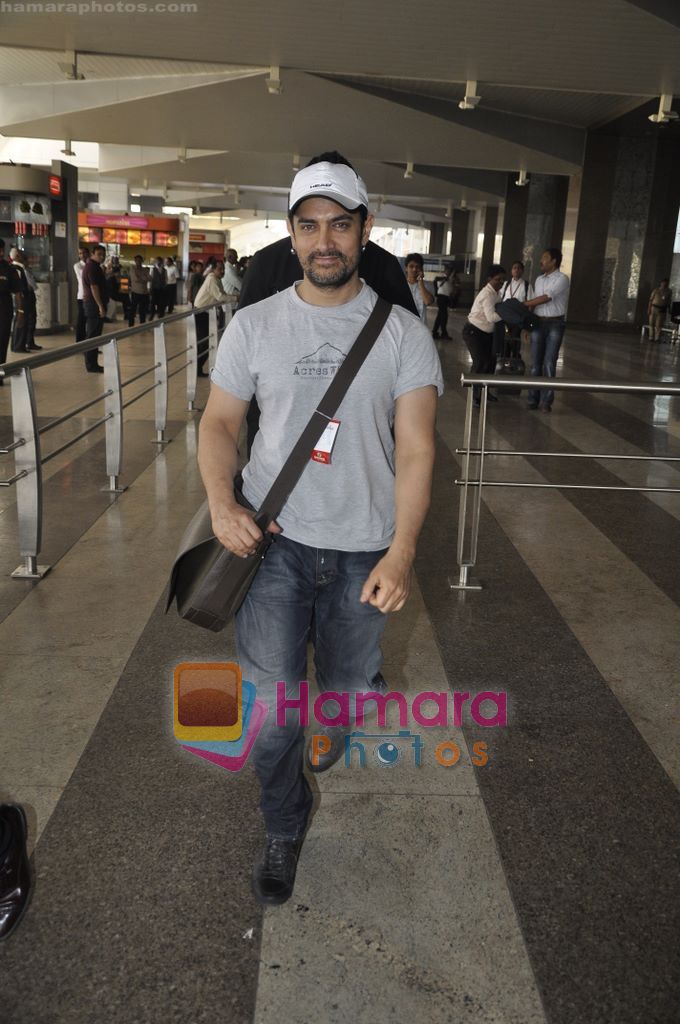 Aamir Khan returns from Dhobigh at Delhi Promotions in Airport, Mumbai on 14th Jan 2011 