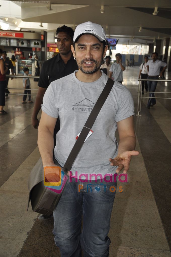 Aamir Khan returns from Dhobigh at Delhi Promotions in Airport, Mumbai on 14th Jan 2011 