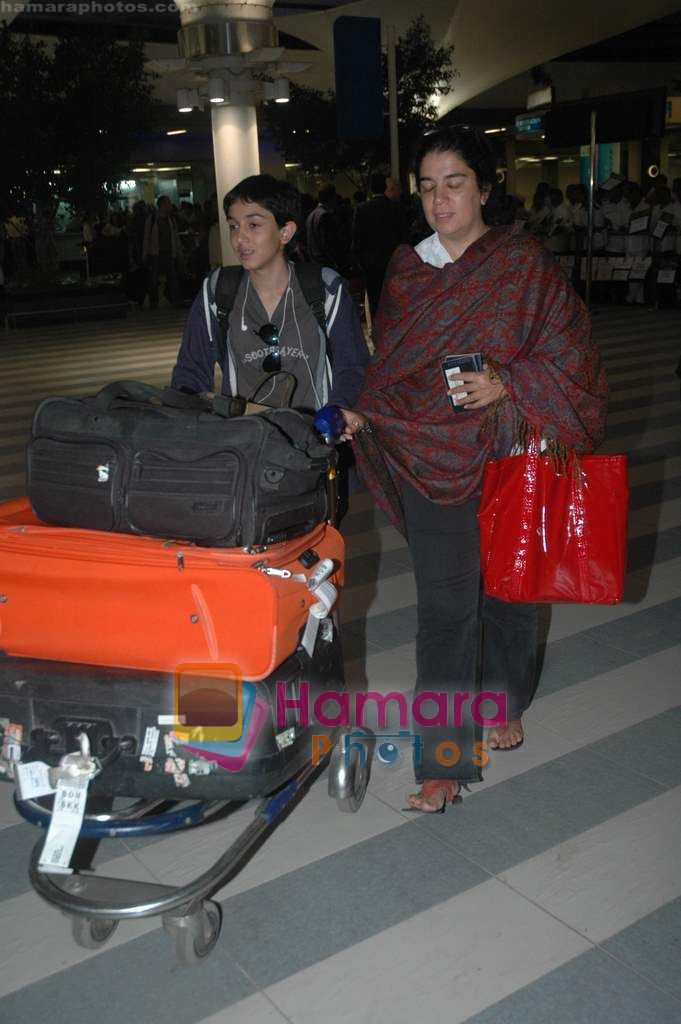 Reena Khan arrive from Singapore in Airport on 11th Jan 2011 