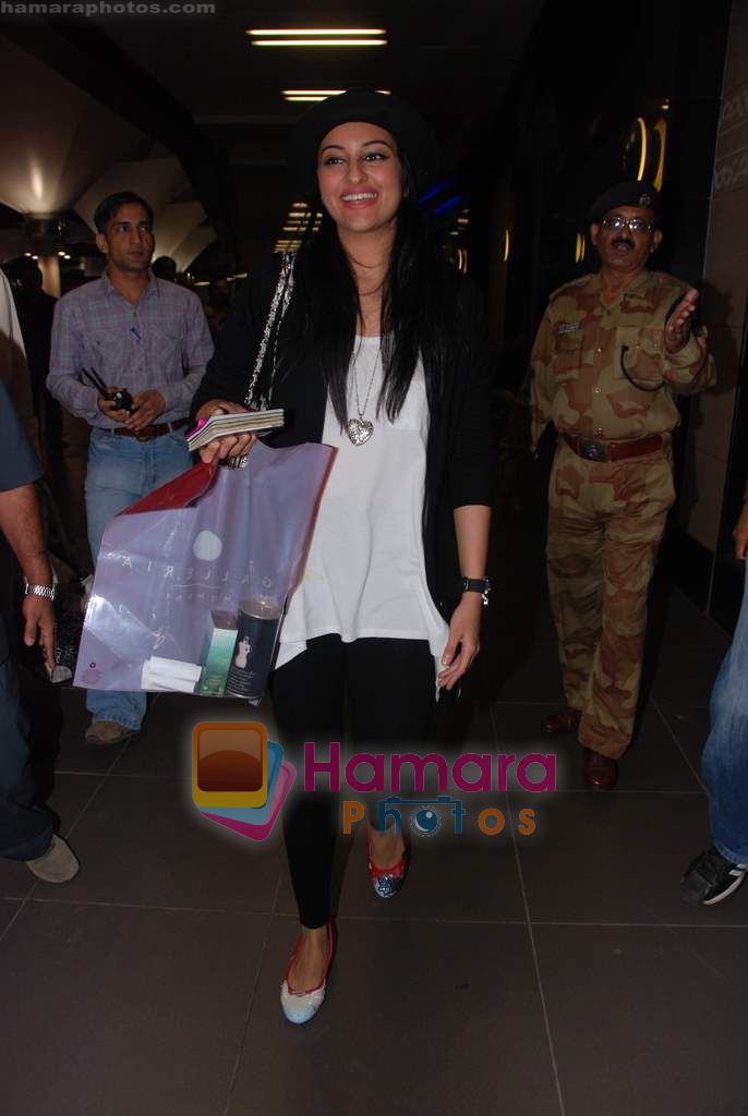 Sonakshi Sinha arrive from Singapore in Airport on 11th Jan 2011 