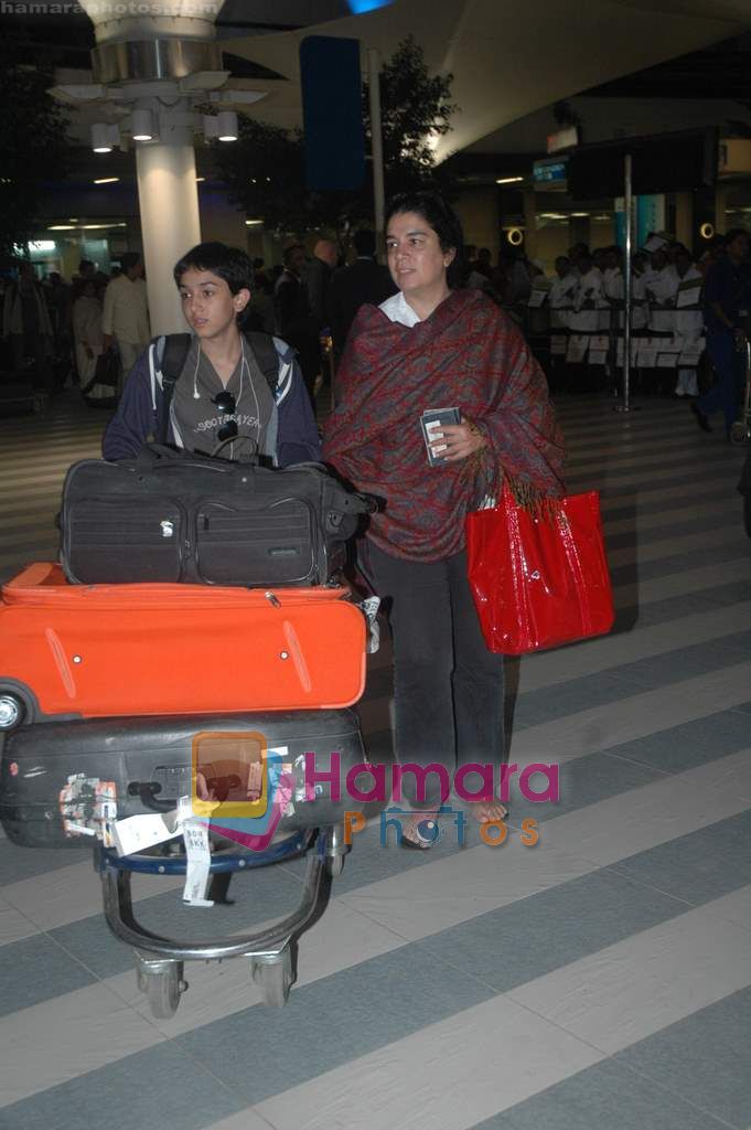 Reena Khan arrive from Singapore in Airport on 11th Jan 2011 