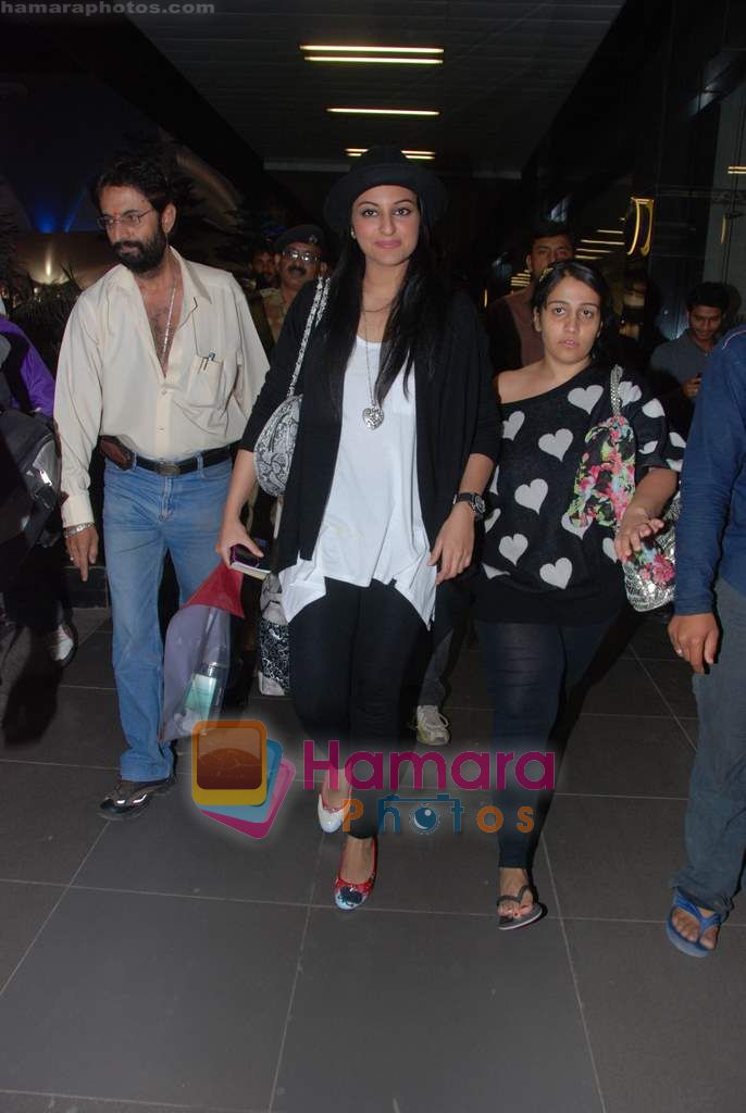Sonakshi Sinha arrive from Singapore in Airport on 11th Jan 2011 