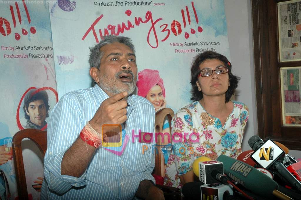Prakash Jha, Alankrita Shrivastava at Turning 30 censor certificate controversy press meet in Andheri on 17th Jan 2011 