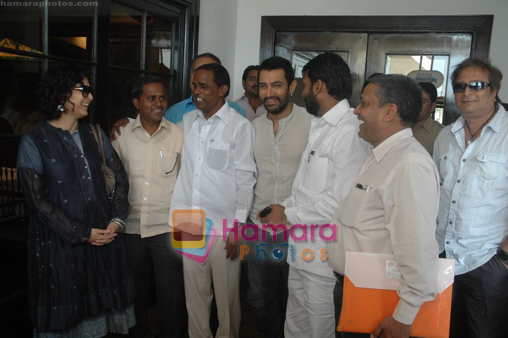 Aamir Khan, Kiran Rao meets Akhil Bhartiya Dhobi Mahasangh members in Sun N Sand, Mumbai on 20th Jan 2011 