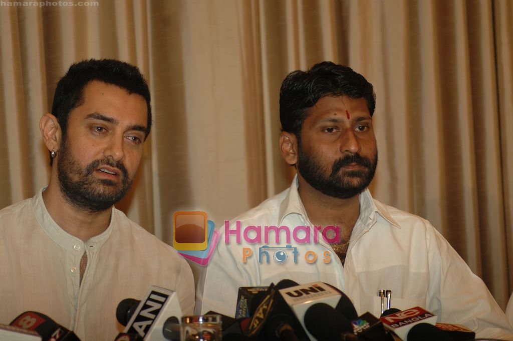 Aamir Khan meets Akhil Bhartiya Dhobi Mahasangh members in Sun N Sand, Mumbai on 20th Jan 2011 