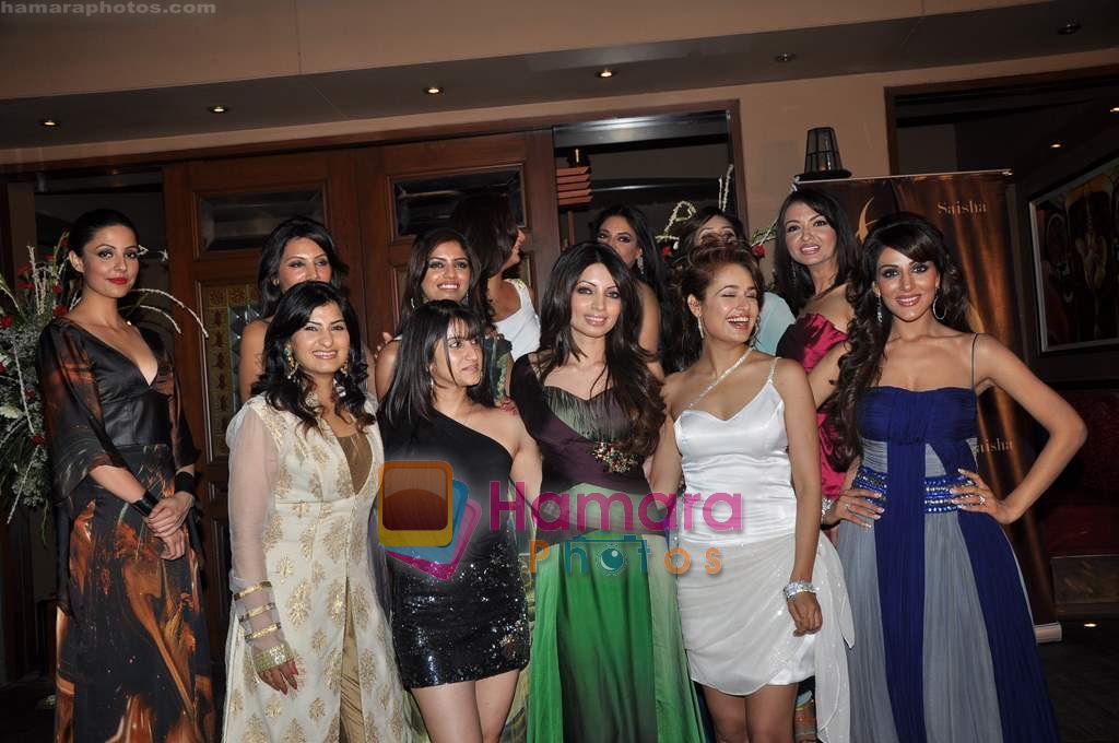 Shama Sikander, Smiley Suri, Yuvika Chaudhary, Aarti Chhabria, Ravee Gupta at Shama Sikandar showcased her Cocktail & Party Collection in Mahim on 20th Jan 2011 