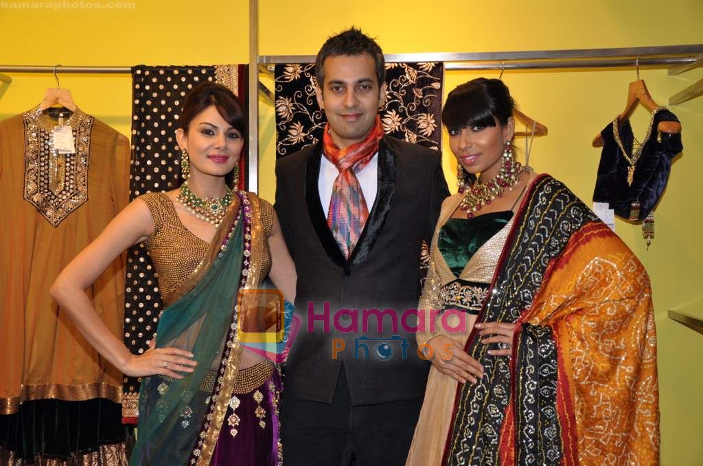 Aanchal Kumar, Candice Pinto at Amara showcases Shyamal Bhunika's new collection in Amara on 20th Jan 2011 