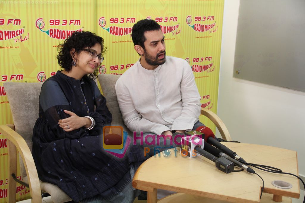 Aamir Khan, Kiran Rao promote dhobighat on Radio Mirchi on 21st Jan 2011 