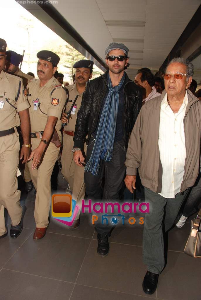 Hrithik Roshan returns from London in Airport on 23rd Jan 2011 