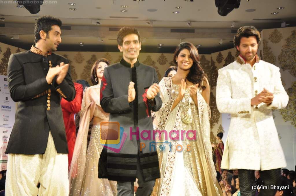Ranbir Kapoor, Manish Malhotra, Hrithik Roshan, Priyanka Chopra walk the ramp at Mijwan show in Trident, Bandra on 23rd Jan 2011 