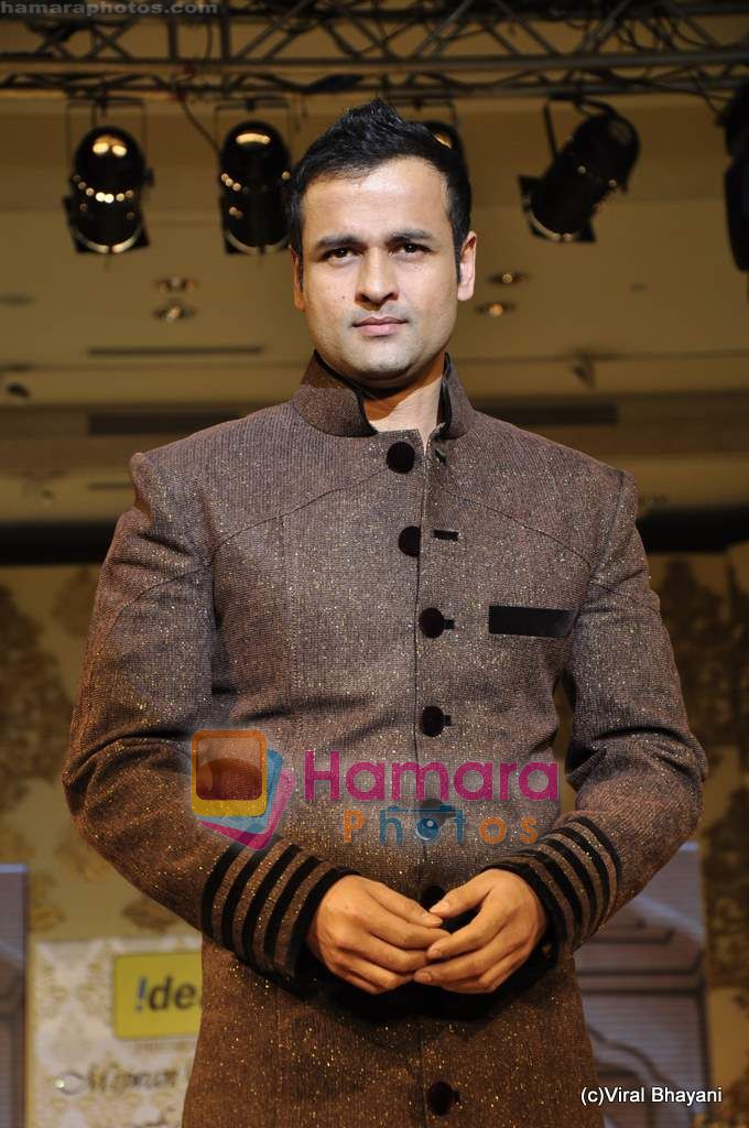 Rohit Roy walk the ramp at Mijwan show in Trident, Bandra on 23rd Jan 2011 