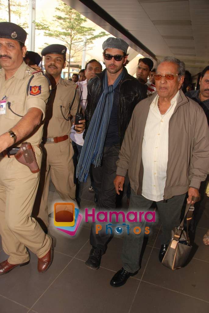 Hrithik Roshan returns from London in Airport on 23rd Jan 2011 