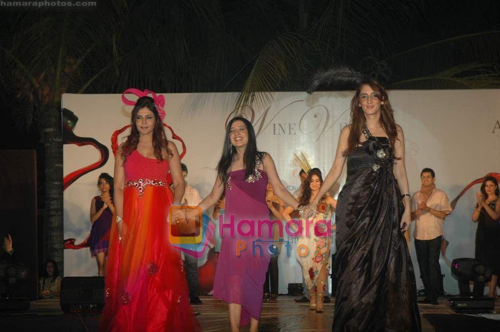 Farah Ali Khan, Nisha Jamwal, Suchitra Krishnamurthy at Club Viva fashion show in the Club on 24th Jan 2011 