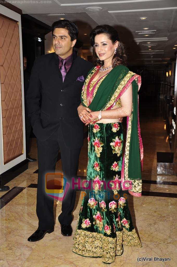 Neelam Kothari, Sameeer Soni at Neelam and Sameer's wedding reception in Mumbai on 24th Jan 2011 