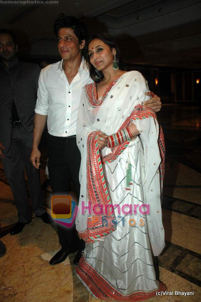Rani Mukherjee, Shahrukh Khan at Neelam and Sameer's wedding reception in Mumbai on 24th Jan 2011 