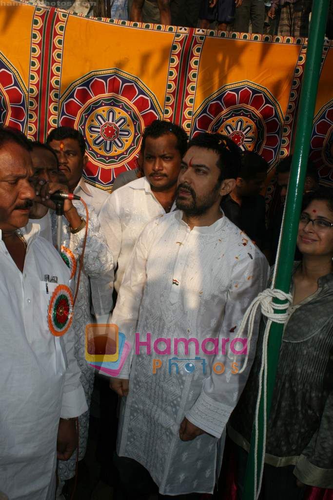 Aamir Khan celebrate Republic Day at Dhobi Ghat in Mumbai on 26th Jan 2011 