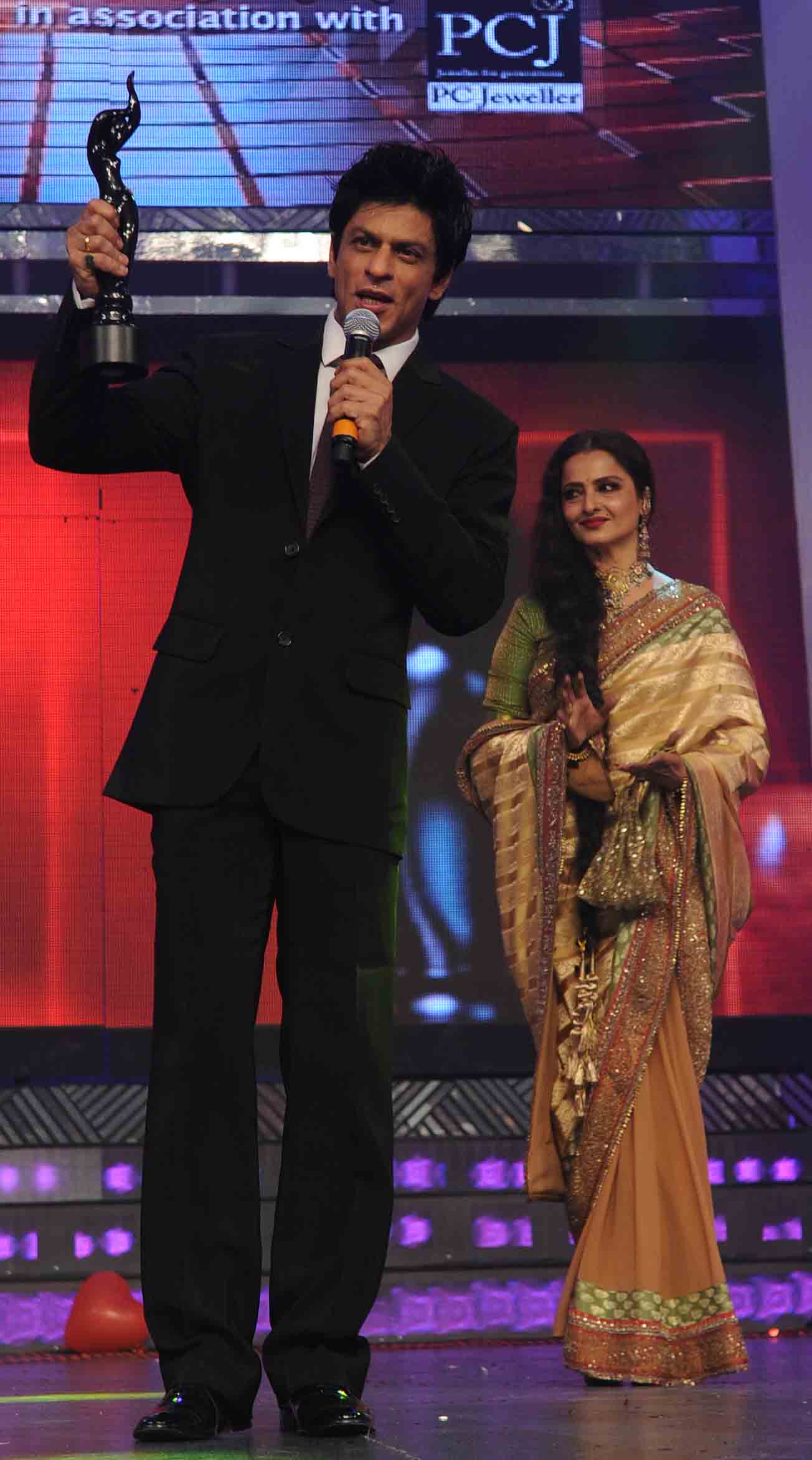 Rekha presenting ShahRukh Khan - Best Actor Male