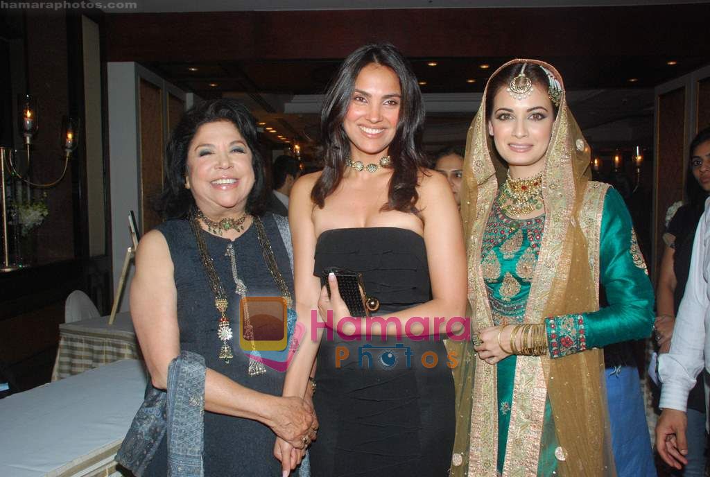 Dia Mirza, Lara Dutta at Ritu Kumar show in Taj Land's End on 30th Jan 2011 ~0