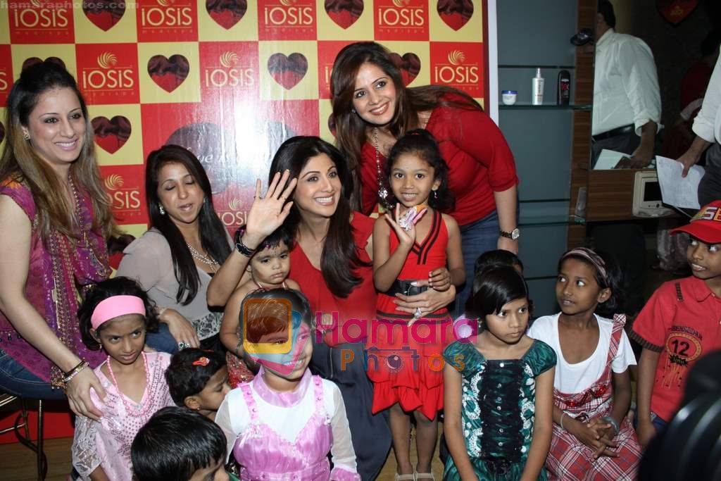 Shilpa Shetty, Kiran Bawa at Iosis event with underprivileged childrens in Khar, Mumbai on 31st Jan 2011 