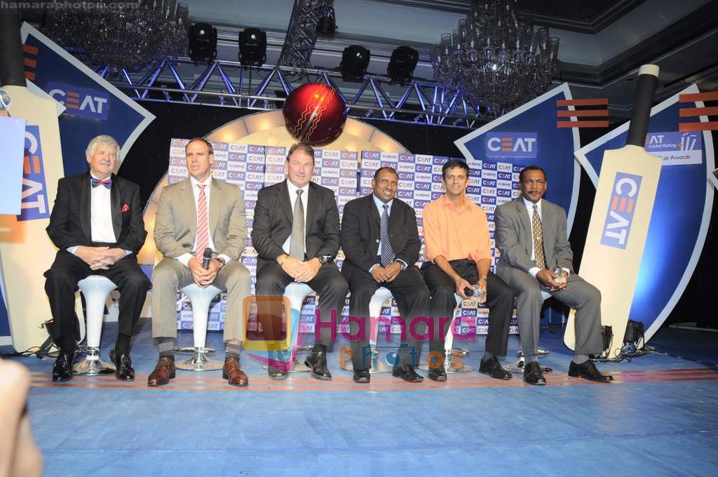 Aravinda de Silva, Rahul Dravid at Ceat World Cup Awards in Taj Hotel on 3rd Feb 2011 