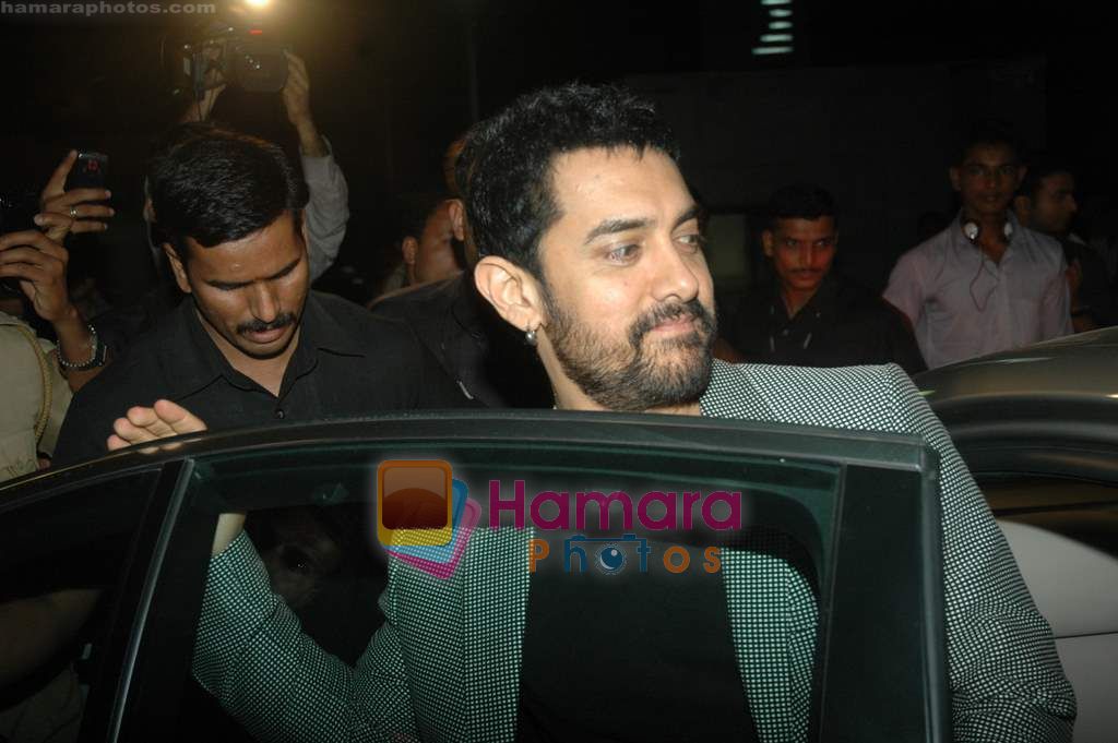 Aamir Khan at the Premiere of Hum Dono Rangeen in Cinemax on 3rd Feb 2011 