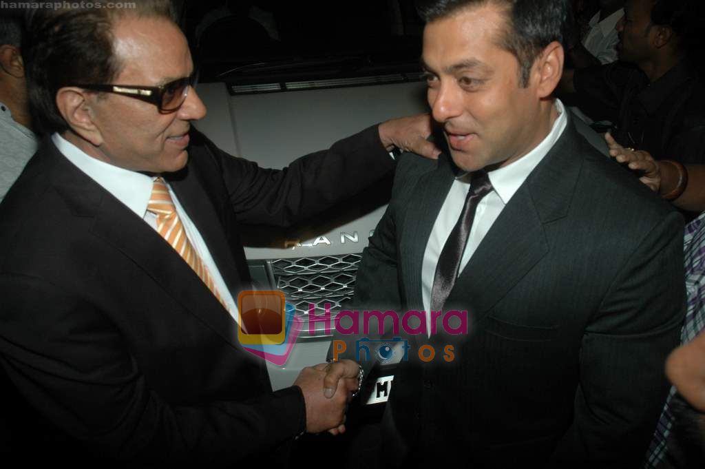 Dharmendra, Salman Khan at the Premiere of Hum Dono Rangeen in Cinemax on 3rd Feb 2011 