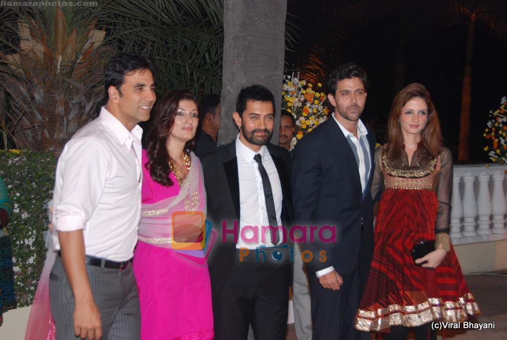 Akshay Kumar, Twinkle, Aamir, Hrithik, Suzanne at  Imran Khan's wedding reception in Taj Land's End on 5th Feb 2011 
